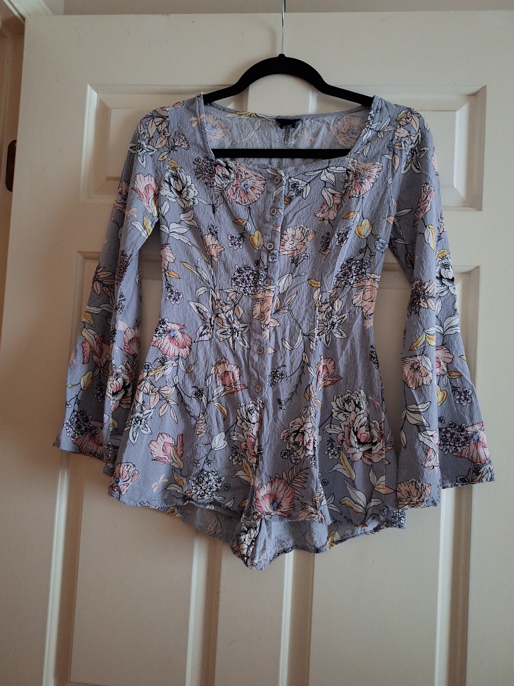 Rue21 Gray Floral Button‑Front Romper S | Bell Sleeves Coquette Feminine